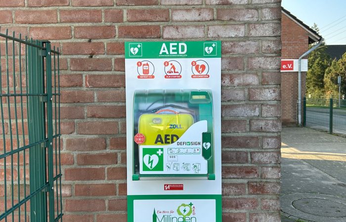 Öffentlich zugänglicher Defibrillator am Sportplatz installiert